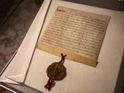 Proprio nel capoluogo, e precisamente nel Museo Nicolaiano, � conservato uno dei pochi ritratti ufficiali del sovrano: lo stemma ufficiale reale in cera d�api, legato a una pergamena, su cui Federico � riprodotto nell�atto di stringere fra le mani un globo e uno scettro, simboli del Sacro Romano Impero